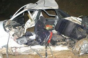 Freni patlayan TIR otomobile çarptı: 4 ölü