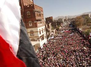 Yemen'de göstericilerin üzerine ateş açıldı