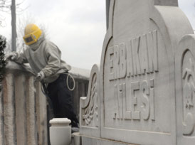 Aile mezarlığında da hazırlıklar sürüyor