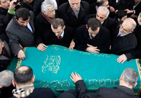 TSK Erbakan’a Çelenk Gönderdi