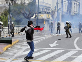 Atina'daki çatışmada polis öldü