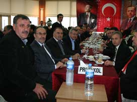 AK Partililer yemekte buluştu