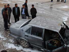 Alevler içinde kalan otomobil korkuttu