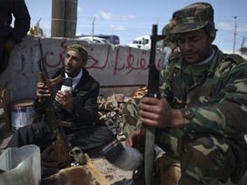 Kaddafi güçleri, Raslanuf'u bombaladı