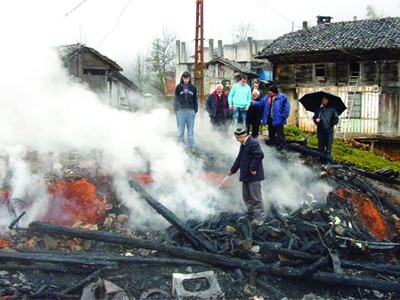 İki kardeş yanarak öldüler