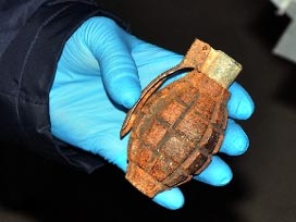 Denizde el bombası ve tabanca bulundu