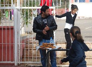 'Simitçi Polis' ile okullar daha güvenli