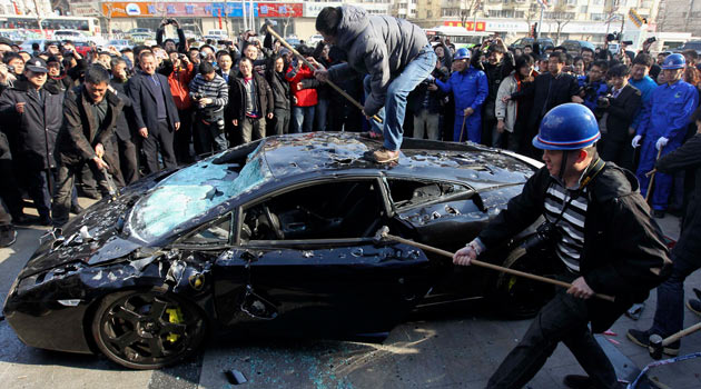 Adam tutup, arabasını parçalattı