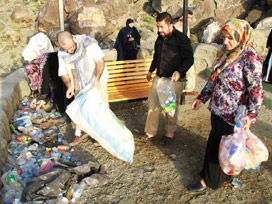 Çöpleri gazeteciler ve eşleri topladı