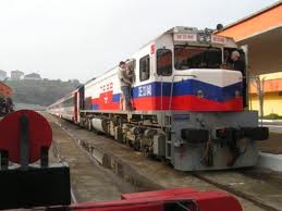 Yavaşlayan trenden indi, karşıdan gelen trenin altında kaldı