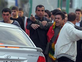 BDP'li vekillerden yolda oturma eylemi