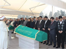 Ayşe Böhürler annesini ebediyete uğurladı