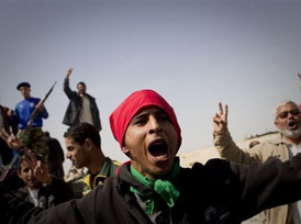 Kaddafi taraftarları ülkeyi terkediyor