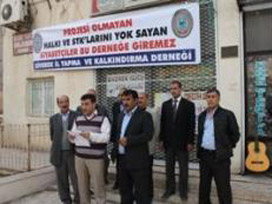 'Siyasetçiler giremez' pankartı astı