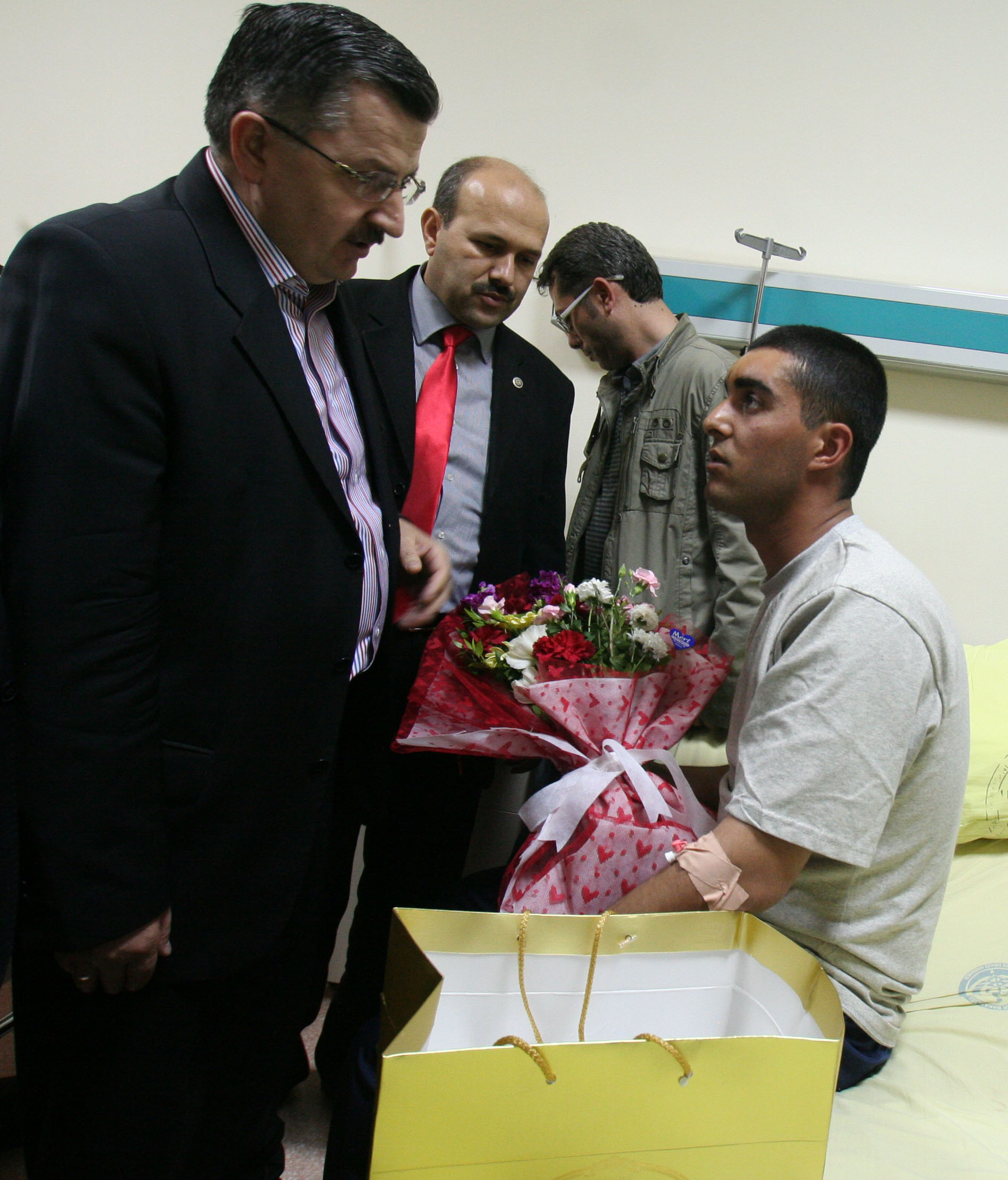 Memur-sen'den yaralı mehmetçik ziyareti