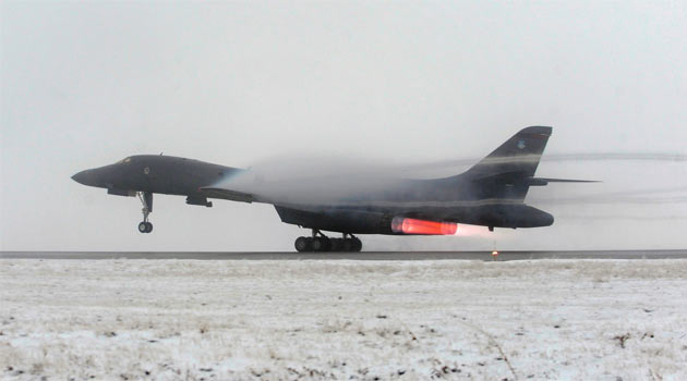 Savaş uçaklarını ve füzelerini geri çekti