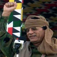 Kaddafi, destekçilerini selamladı