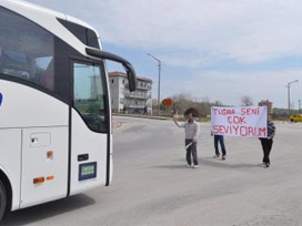 Çılgın aşık otobüsün önünü kesti