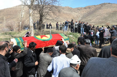 Terörist cenazesine katılan kişi rehin alındı