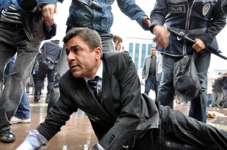 BDP'li vekil yerlerde sürüklendi