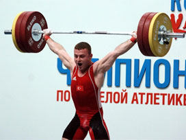 Halterde iki altın Semih'ten