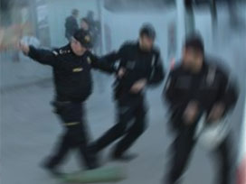 Polis ve şüpheliler çatıştı anne kız yaralandı