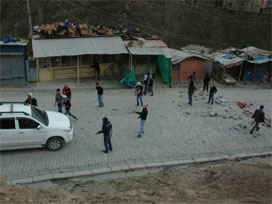 Çocuklar bombaların arasında kaldı