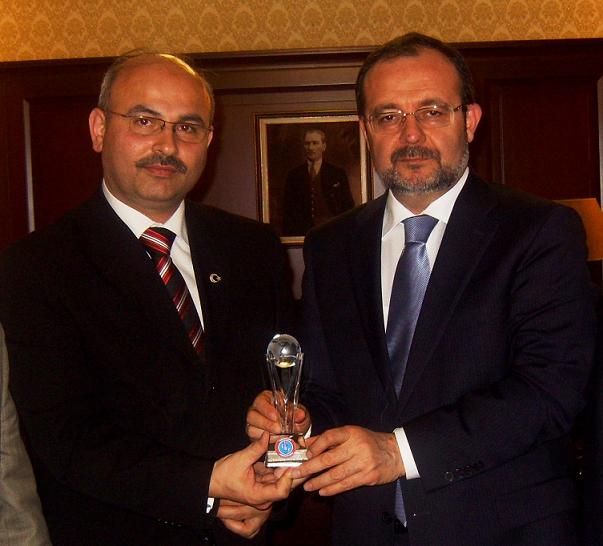 Memur-Der’den M. Görmez’ e Anlamlı Ödül