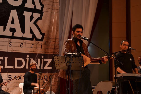 Uğur Işılak: Sahnede Siyaset Bal Gibi Olur