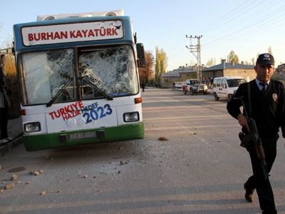Van'da Ak Parti seçim otobüsüne saldırı