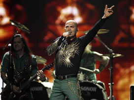 Yüksek Sadakat şarkısını söyledi