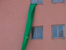 Diyarbakır'da PKK bayrağı rezilliği