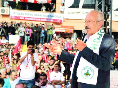 Yalan dolan siyaseti yapıyor