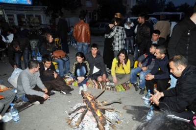 Simavlılar dün geceyi de sokaklarda geçirdi