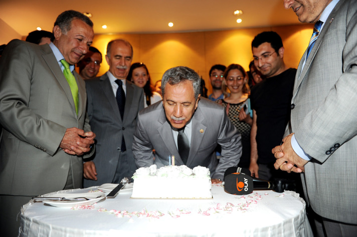 Bülent Arınç'a doğum günü sürprizi