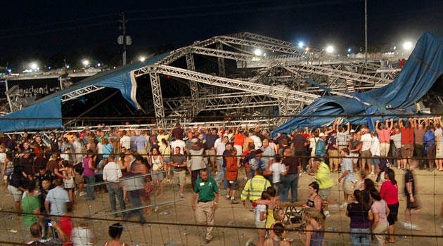 Konserde sahne çöktü: 4 ölü