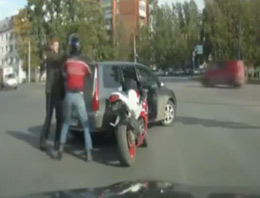 Trafikteki boks maçı resmen güldürdü