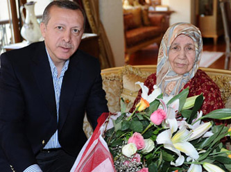 Başbakan annesi için Kur'an okudu