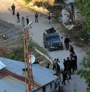 Hakkari'de evlere eş zamanlı baskın