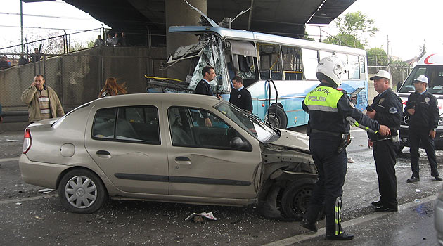 Halk otobüsü köprünün ayağına çarptı