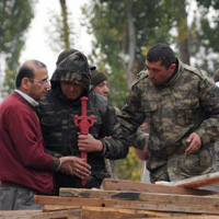 Elindeki oyuncak kılıç ağlattı