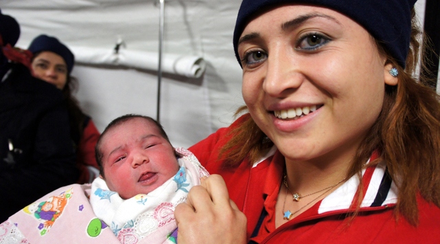 Yaşama Gözlerini Çadırda Açtı