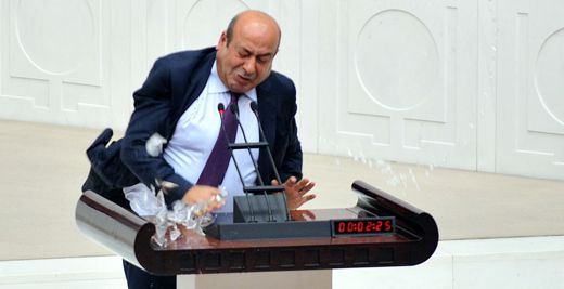 Hasip Kaplan kürsüde bardak kırdı
