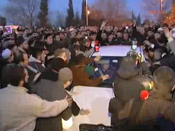 Dualarla cezaevine uğurladılar