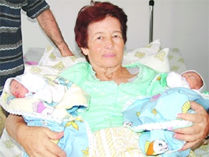 58 Yaşında İkiz Doğurdu