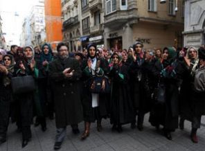 Avukatlardan 'başörtüsü' protestosu