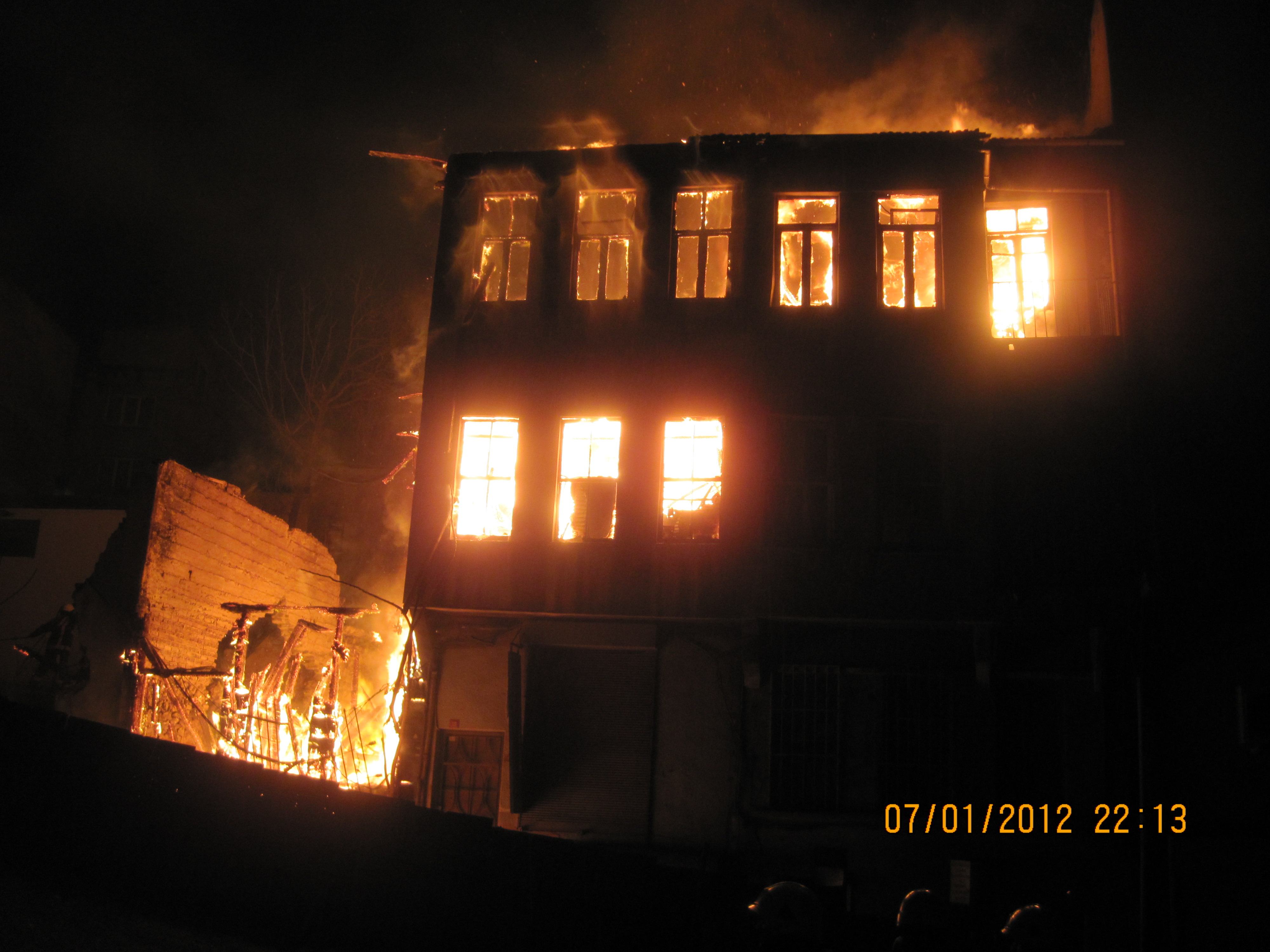 Beyoğlu'nda ahşap bina alev alev yandı