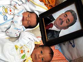 29 yıl sonra doğan ikizlerini göremedi