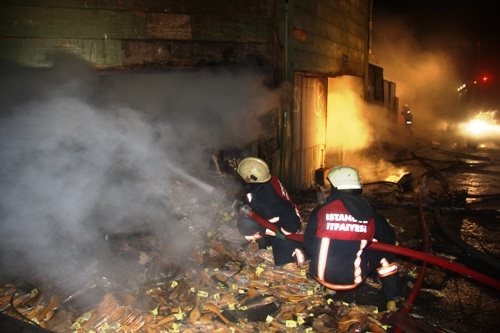 Fatih’de Depo Yangını…