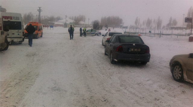 Ağrı-Van Karayoluna Çığ Düştü